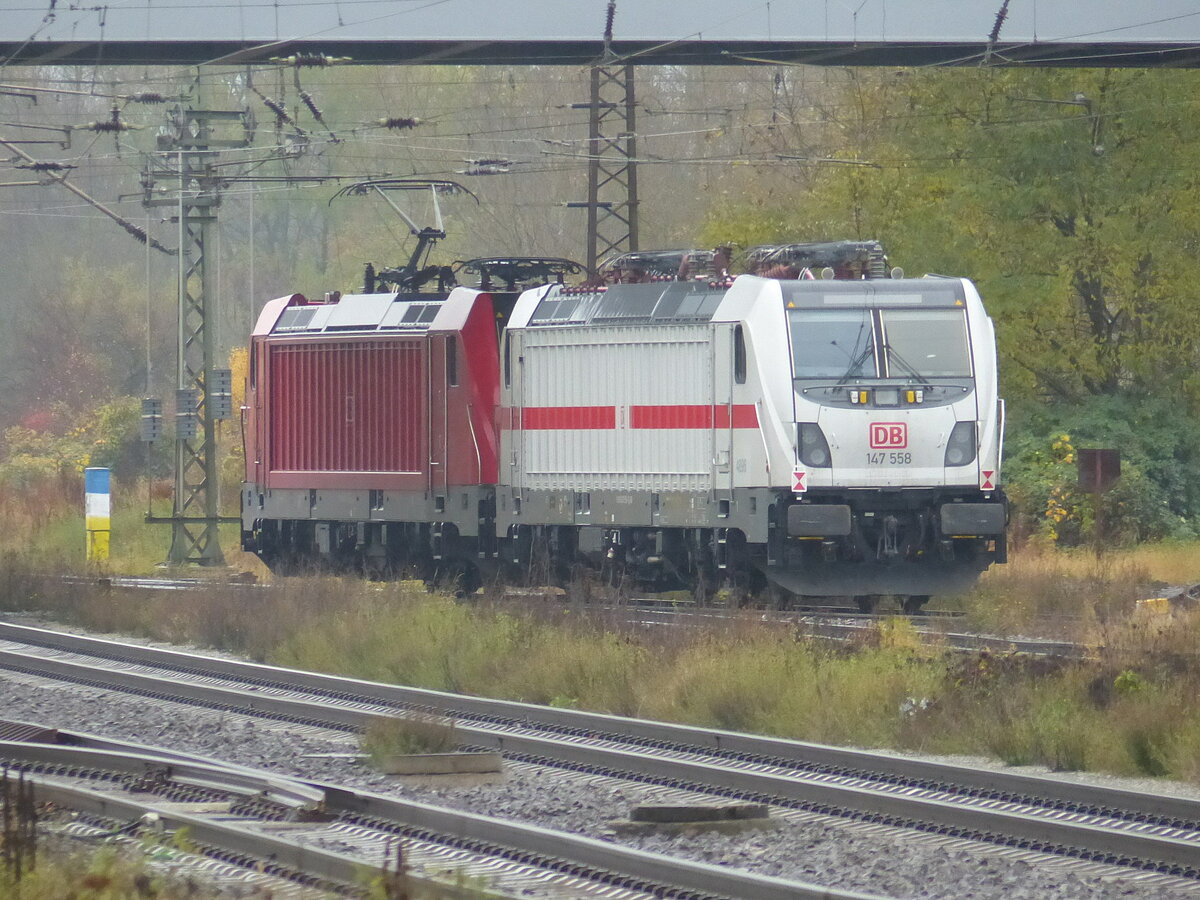 DB 147 558 wird am 05.11.2021 von der DB 147 013 in Naumburg (S) Hbf in Richtung Bebra gezogen.