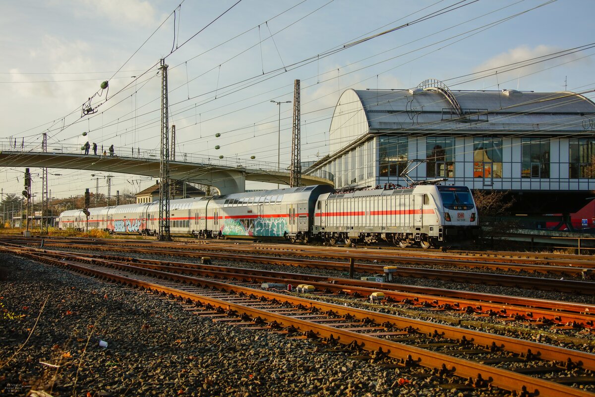 DB 147 559 schiebt IC2 in Wuppertal, November 2021.