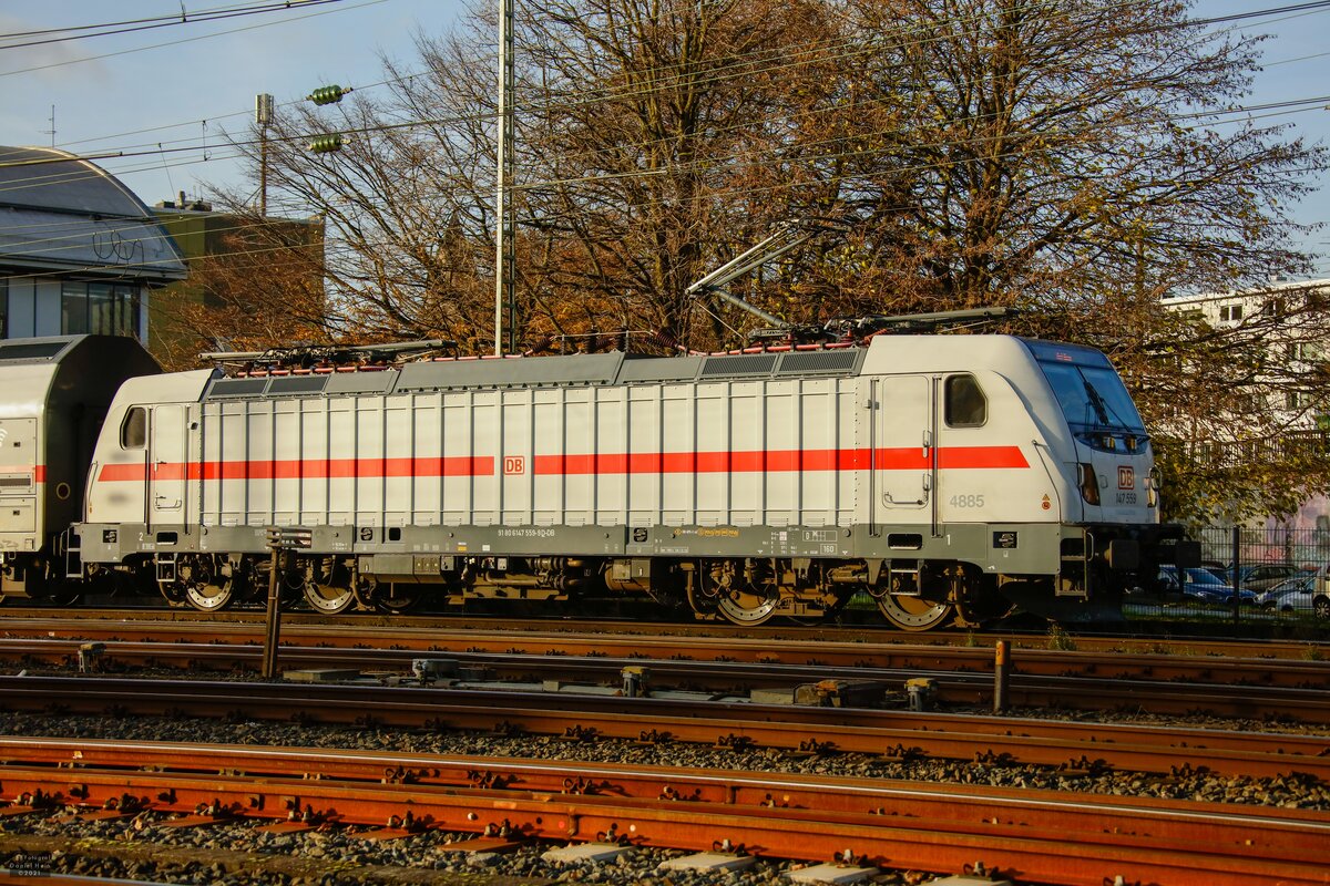 DB 147 559 schiebt IC2 in Wuppertal, November 2021.