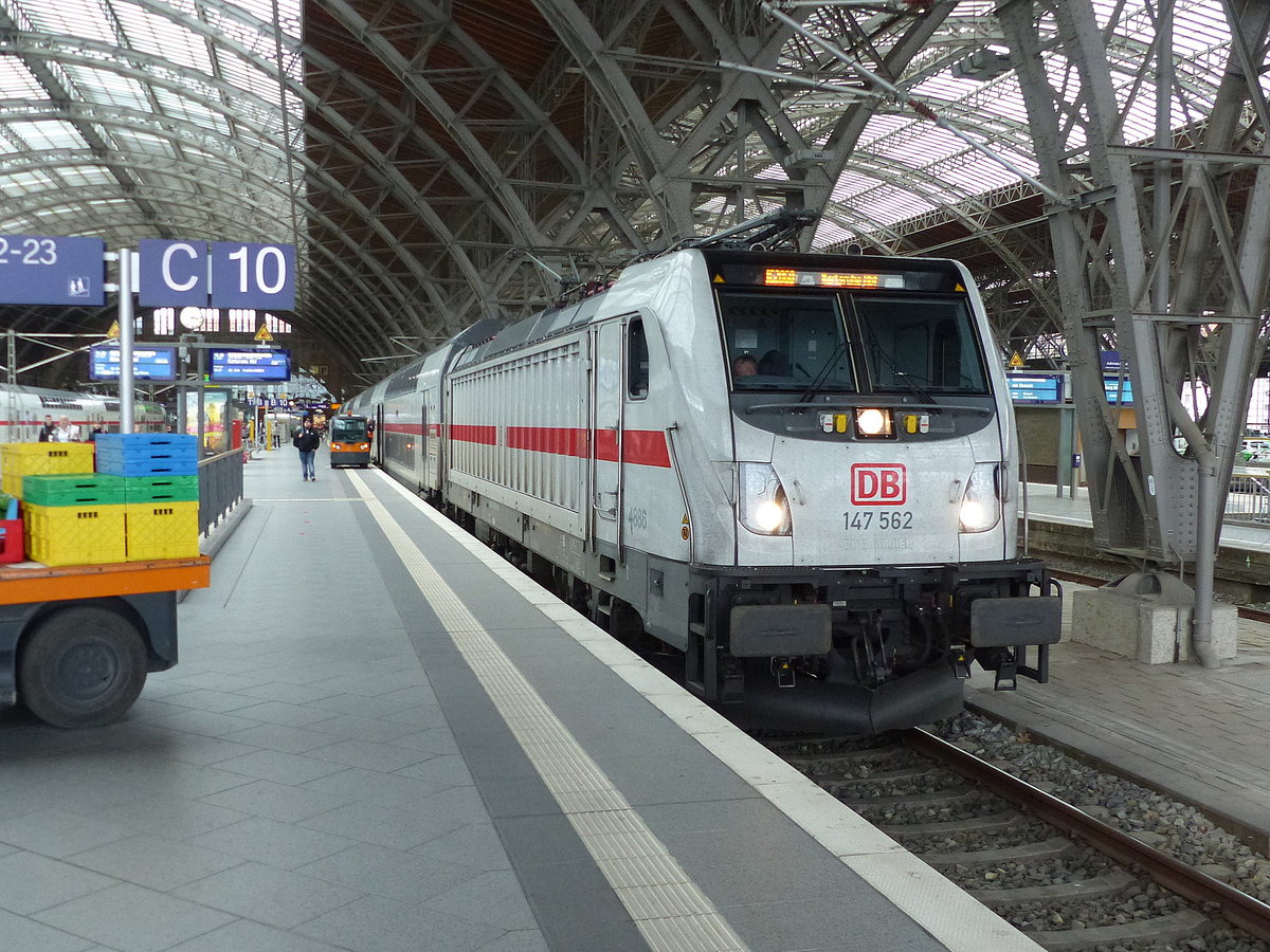 DB 147 562 mit dem IC 2060  Saaletal  nach Karlsruhe Hbf, am 09.10.2019 in Leipzig Hbf.