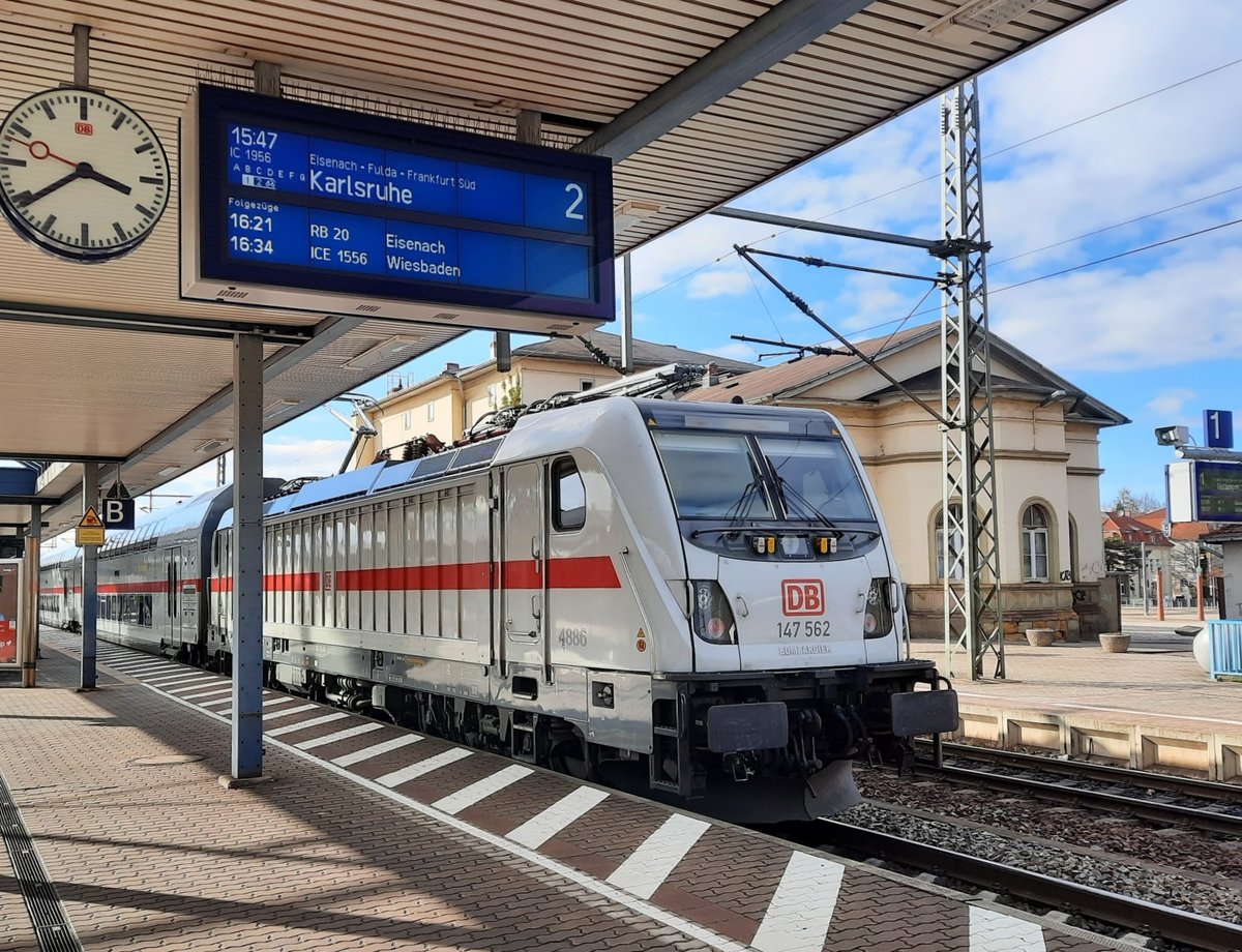 DB 147 562 mit dem IC 1956 von Leipzig Hbf nach Karlsruhe Hbfschob, am 14.03.2021 in Gotha.