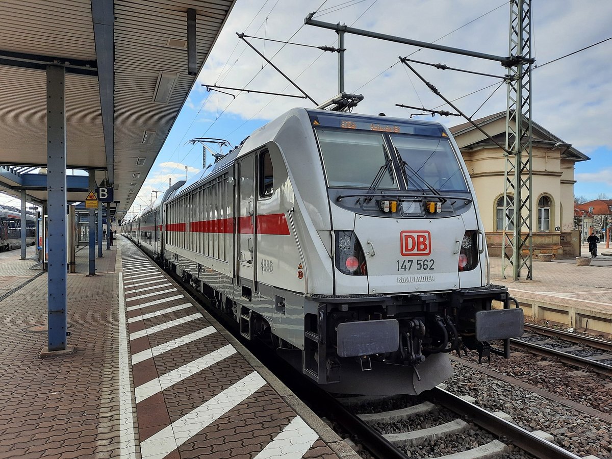 DB 147 562 schob am 14.03.2021 den IC 1956 von Leipzig Hbf nach Karlsruhe Hbf. Hier zusehen beim Halt in Gotha. 