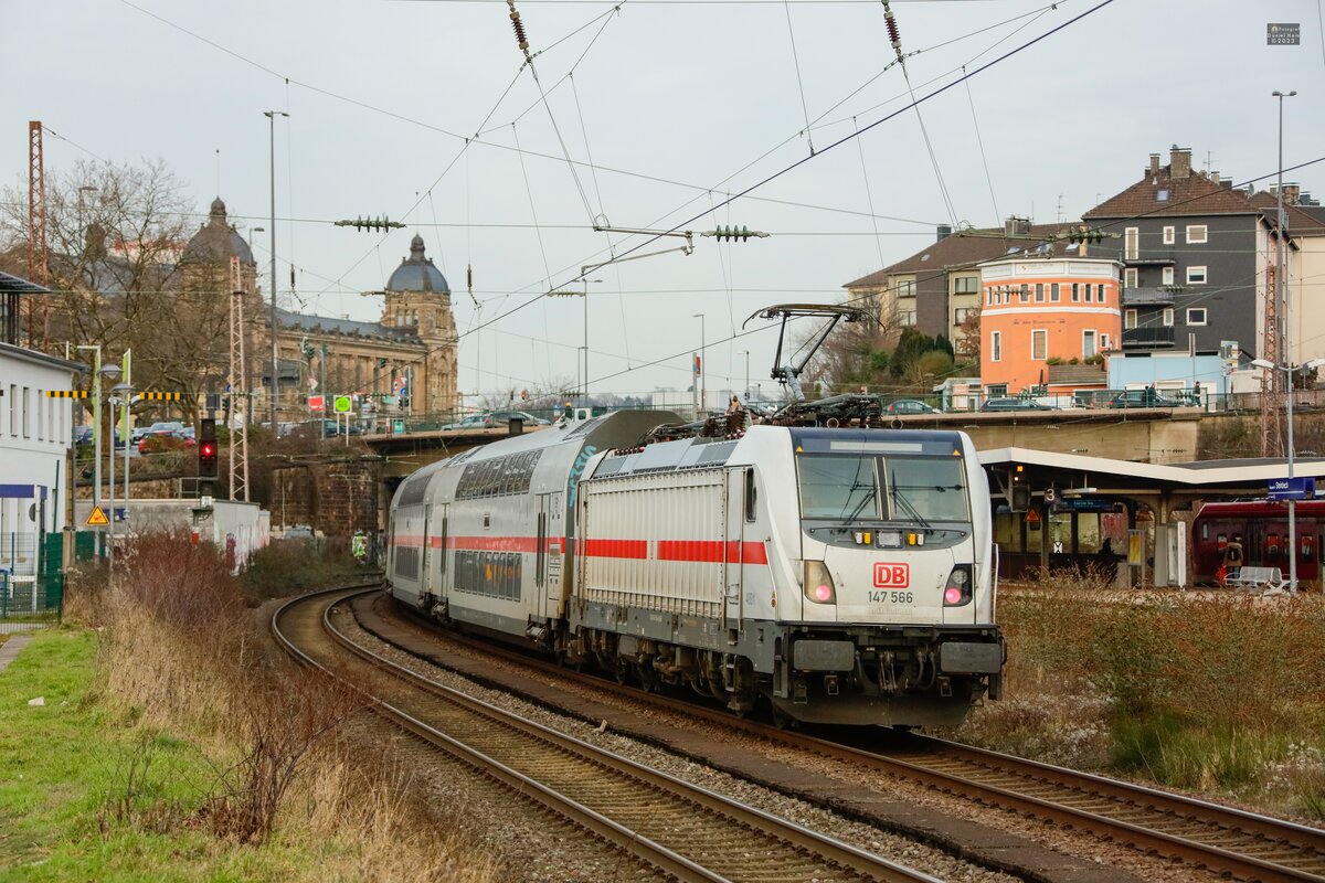 DB 147 566 schiebt IC2 in Wuppertal, Februar 2023.
