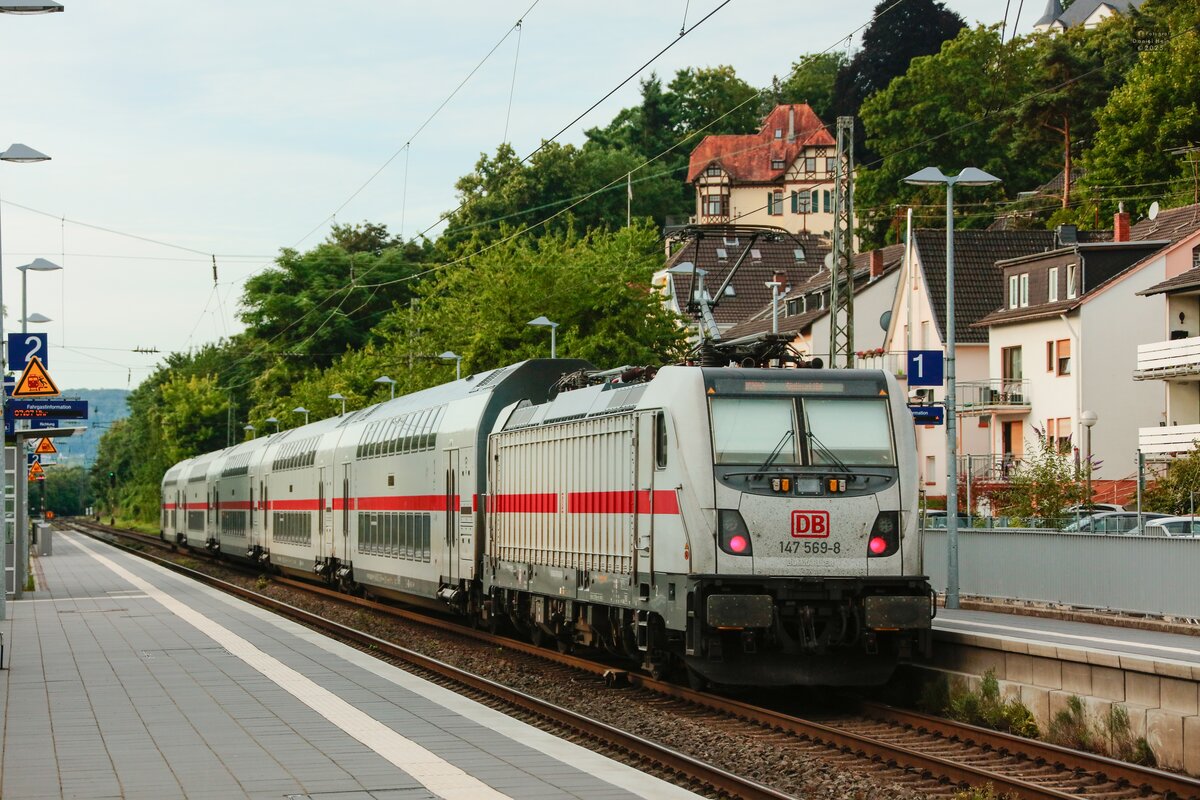DB 147 569-8 schiebt IC2 in Oberwinter, Juli 2025.