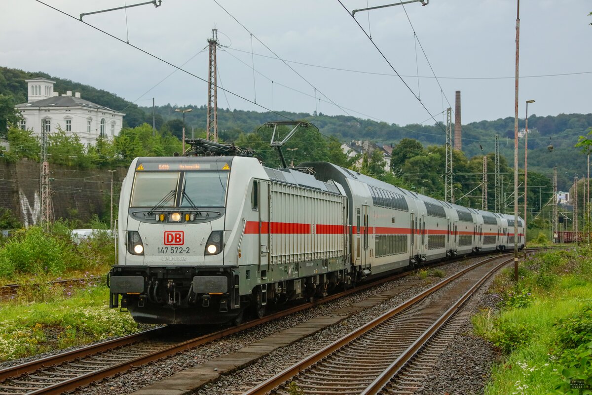 DB 147 572-2 mit IC2 in Wuppertal, August 2023.
