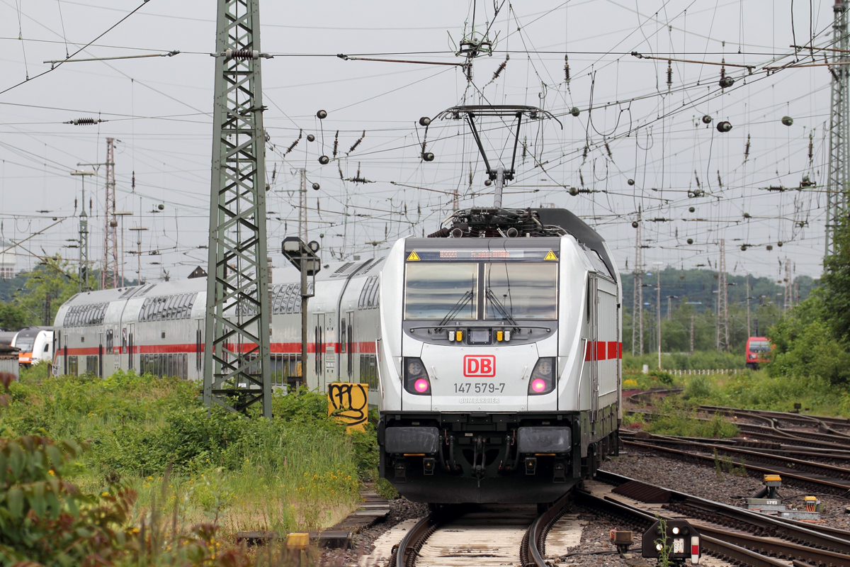 DB 147 579-7 schiebt IC 2323 nach Frankfurt aufgenommen vom Bahnsteigende Gleis 12/13 durch Hamm(Westfl.) 9.6.2022