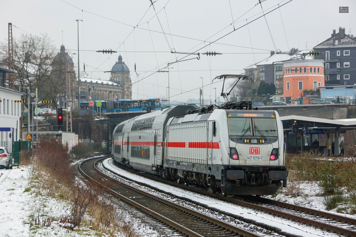 DB 147 579-7 schiebt IC2 in Wuppertal, M�rz 2023.