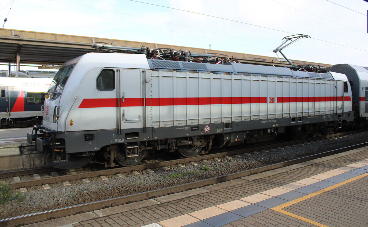 DB 147 587 mit dem IC 2066 von Leipzig Hbf nach Karlsruhe Hbf, am 11.10.2024 beim Halt in Naumburg (S) Hbf.