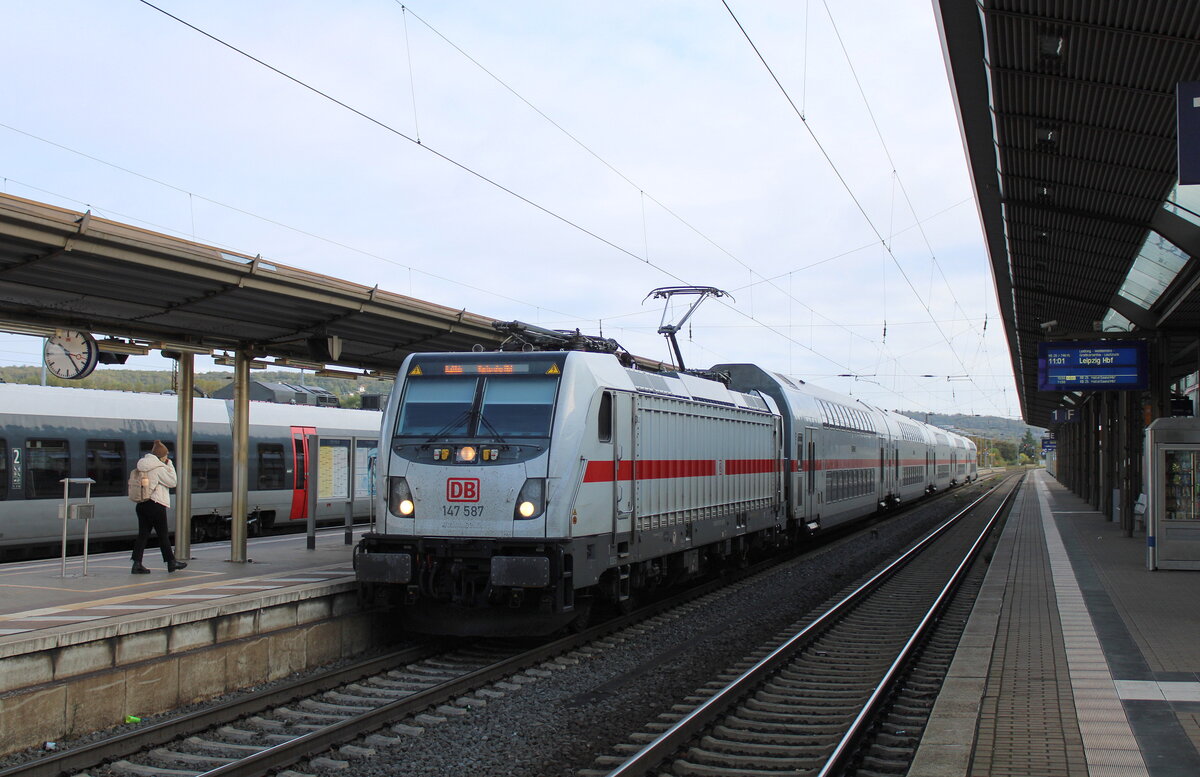 DB 147 587 mit dem IC 2066 von Leipzig Hbf nach Karlsruhe Hbf, am 11.10.2024 in Naumburg (S) Hbf.