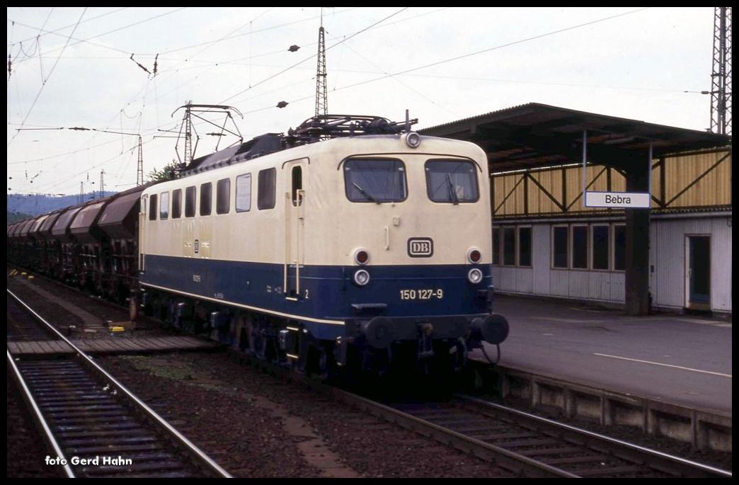 DB 150 mit einem Güterzug Richtung Norden durchfährt am 7.6.1991 den Bahnhof Bebra.