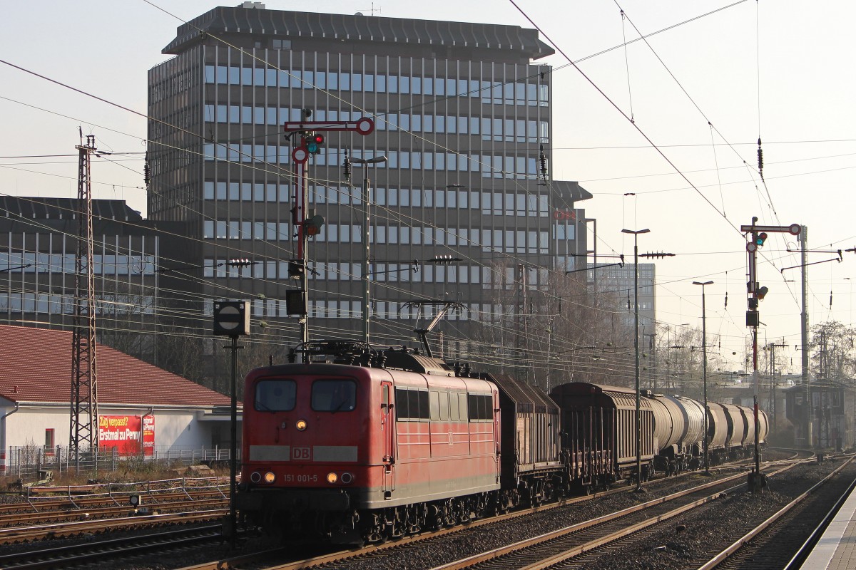 DB 151 001 am 5.3.14 mit einem gemischten Güterzug in Düsseldorf-Rath.
