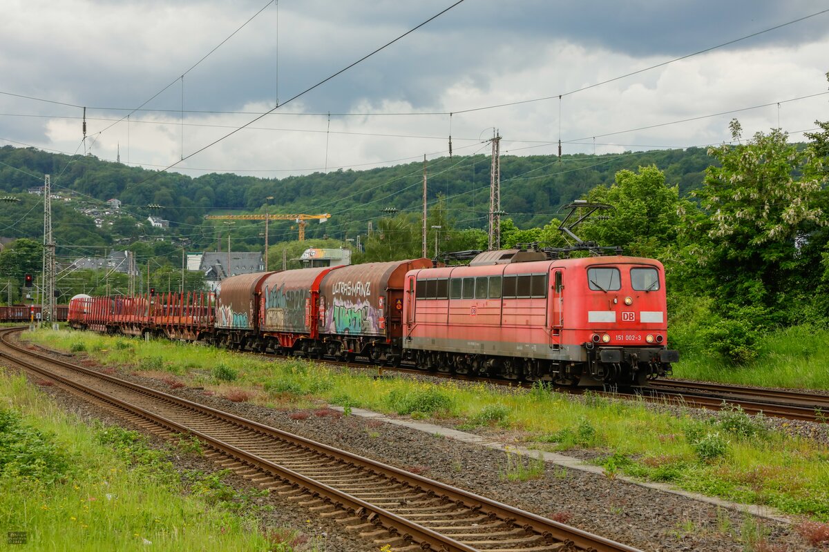 DB 151 002-3 mit Güterzug in Wuppertal, Mai 2024.