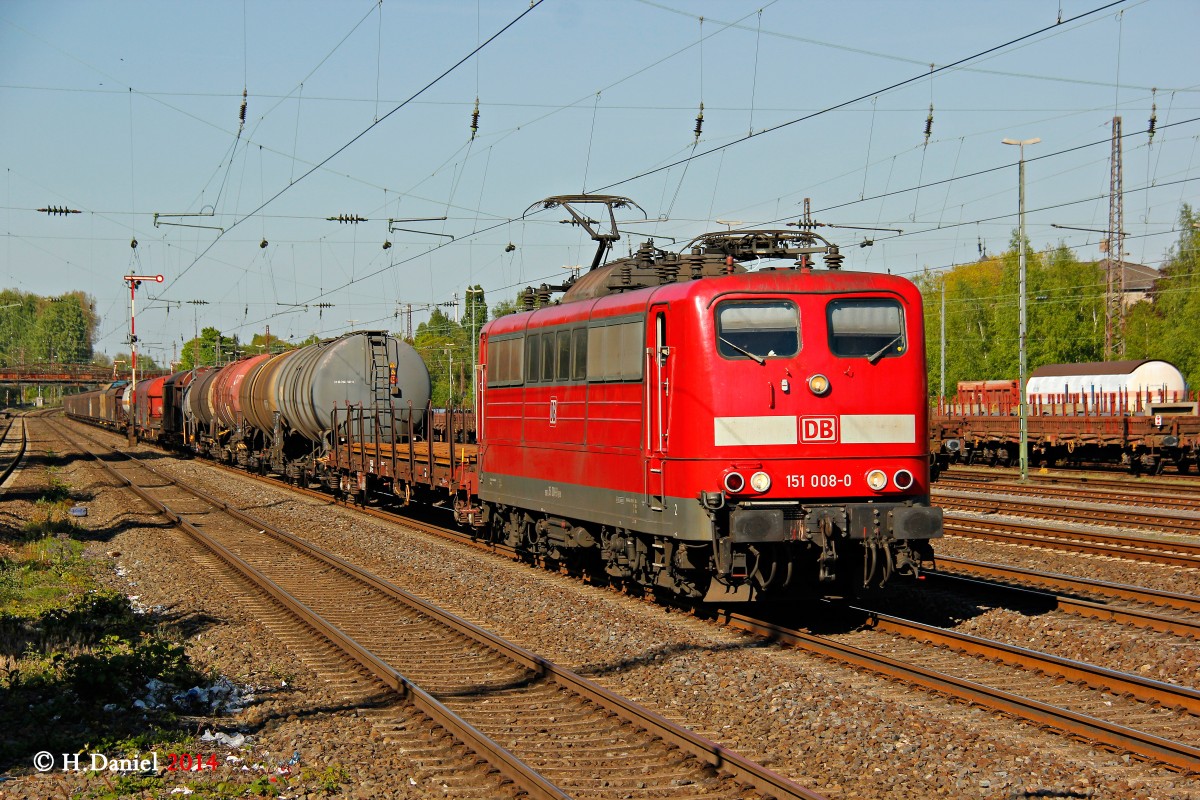 DB 151 008-0 mit G�terzug in D�sseldorf Rath, April 2014.