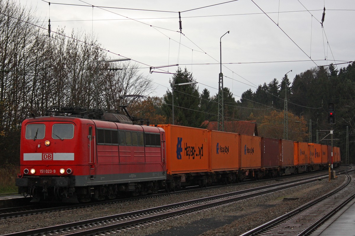 DB 151 023 am 9.11.13 mit einem Containerzug in Aßling (Obb.).