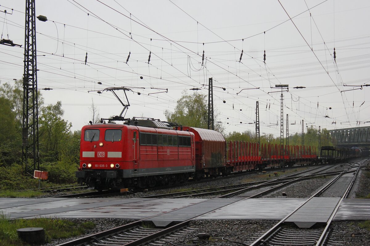 DB 151 035-3 mit Güterzug in Recklinghausen Süd, April 2024.