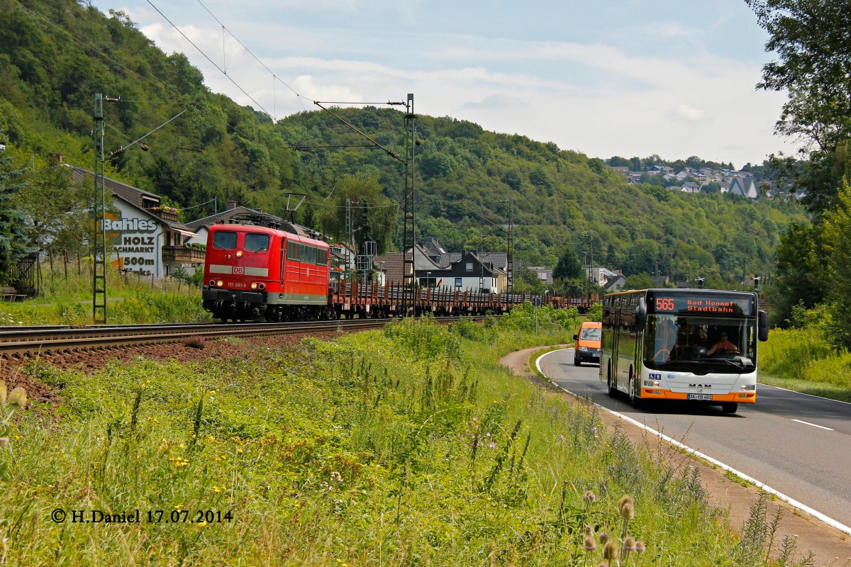 DB 151 061-9 mit Stahlzug und rechts fuhr der Bus 565 nach Bad Honnef in Erpel, Juli 2014.