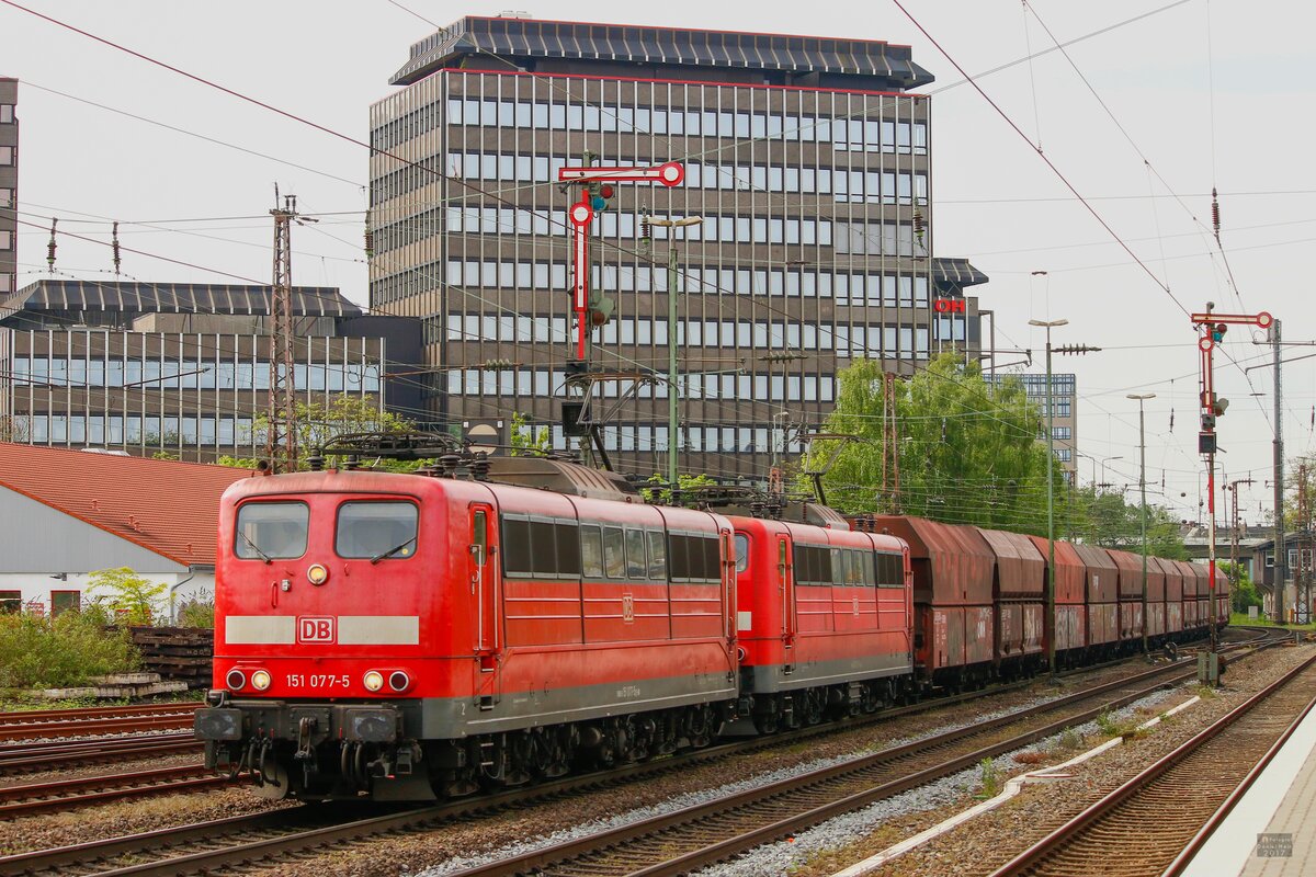 DB 151 077-5 mit Kohlezug in Düsseldorf Rath, Mai 2017.