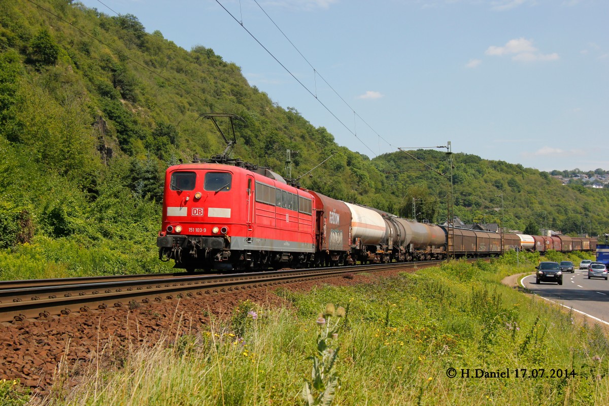 DB 151 103-9 mit G�terzug in Erpel, Juli 2014.