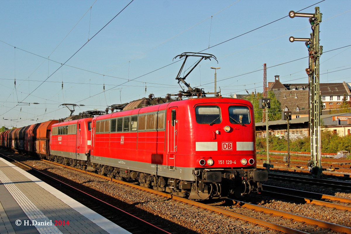 DB 151 129-4 mit einer weiteren 151 mit Kohlezug in D�sseldorf Rath, April 2014.
