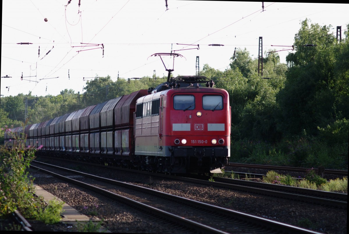 DB 151 150-0 zieht am 15.09.2015 21 Güterwagen durch Bochum-Riemke