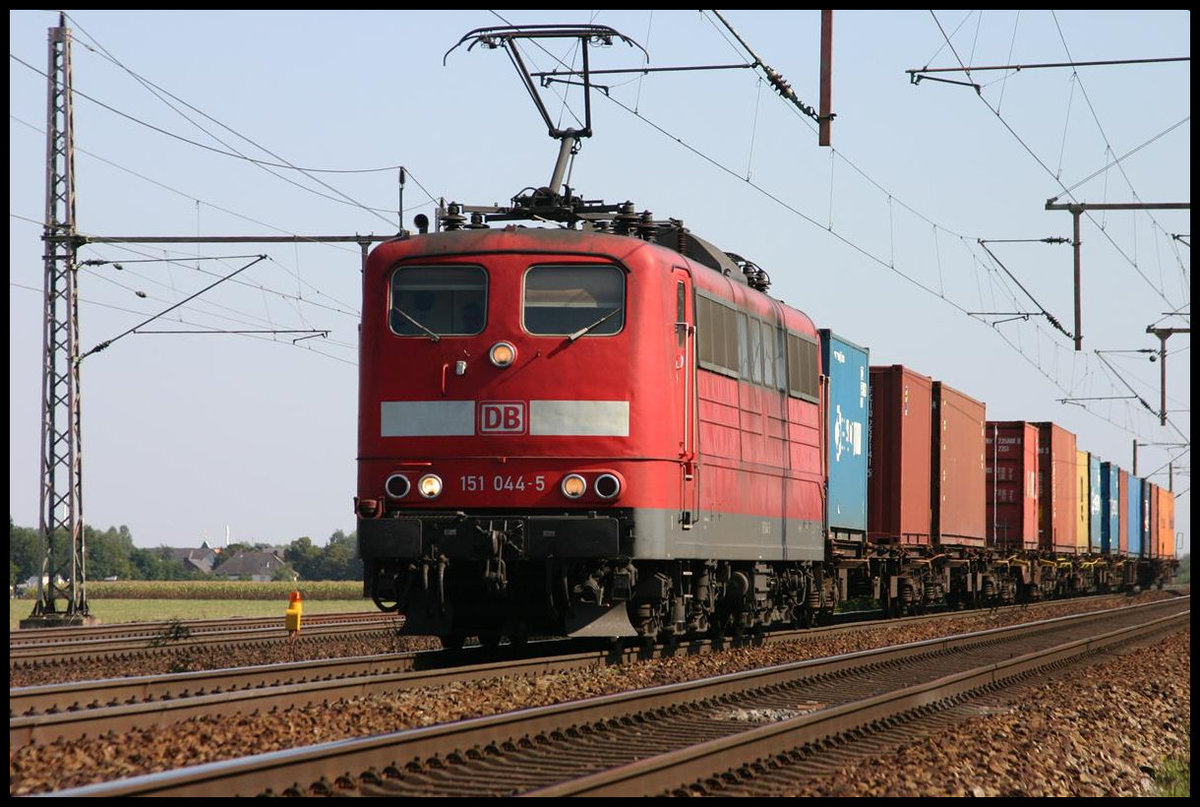 DB 151044-5 ist hier am 6.9.2006 bei Dedensen mit einem Container Zug in Richtung Wunsdorf unterwegs.