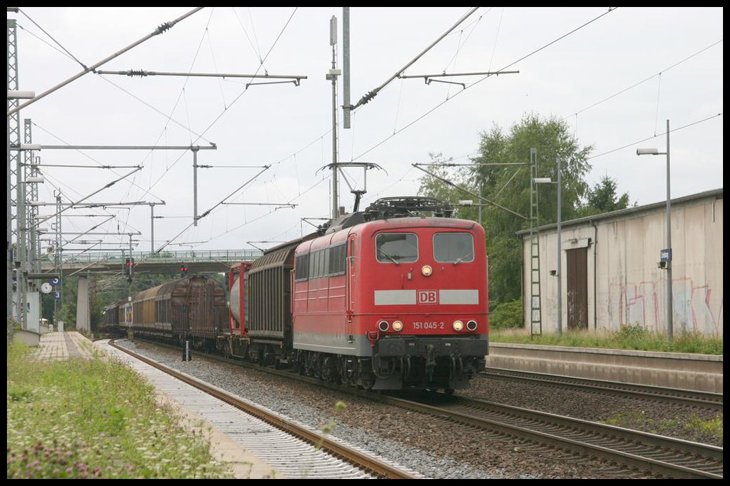 DB 151045 fährt hier am 13.8.2005 mit einem Güterzug in Richtung Bremen durch den Bahnhof Linsburg.