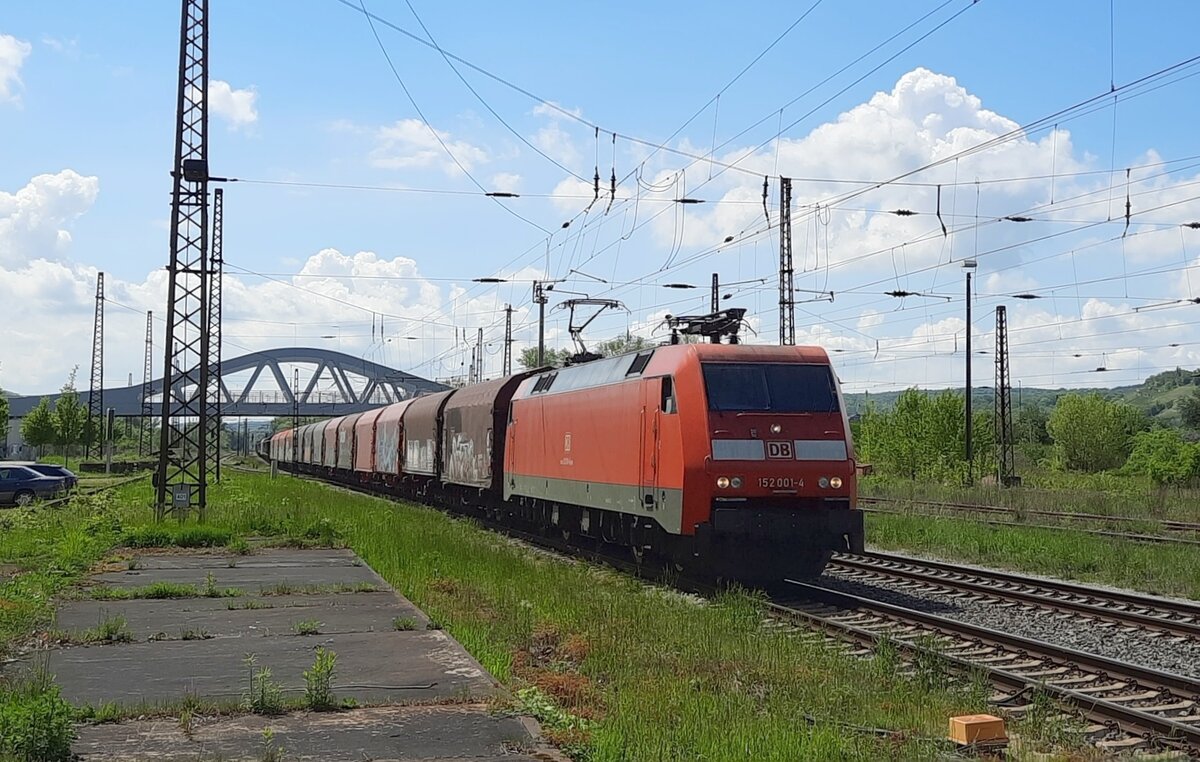 DB 152 001-4 mit einem gemischten Güterzug Richtung Großkorbetha, am 20.05.2021 in Naumburg (S) Hbf.