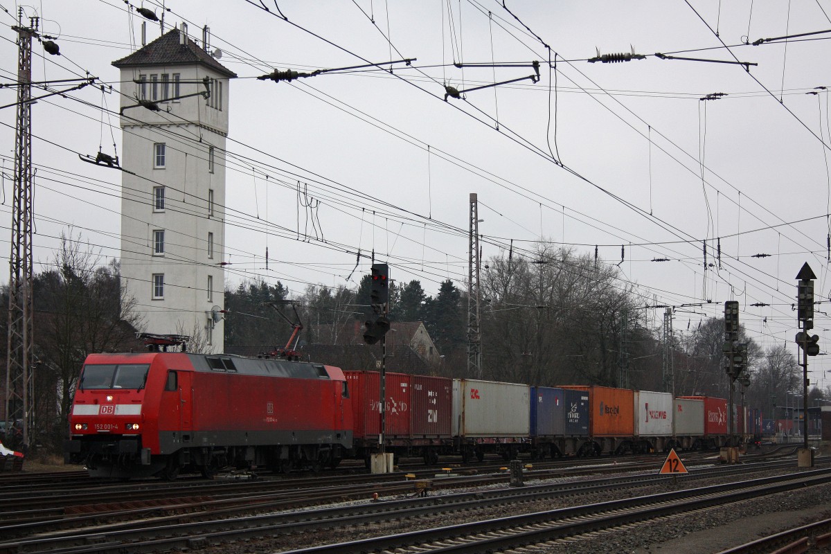 DB 152 001 am 28.3.13 mit einem Containerzug in Verden (Aller).