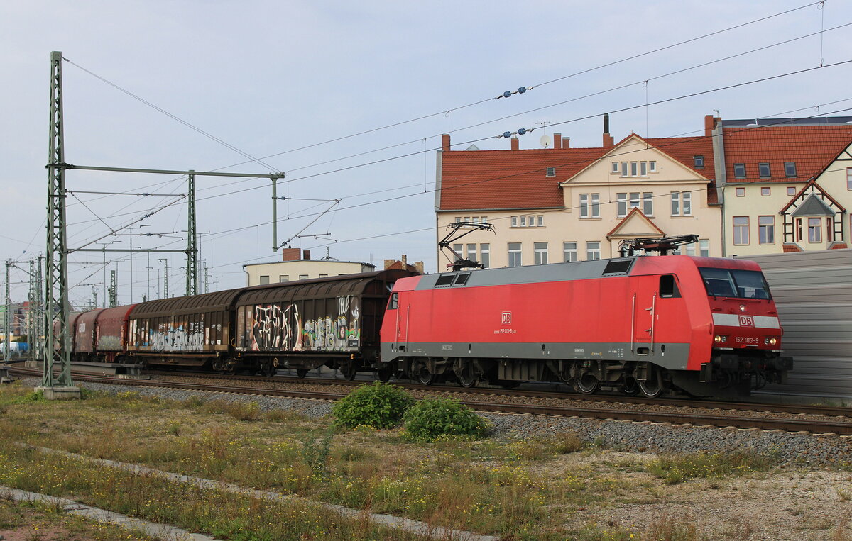 DB 152 013-9 mit einem gemischten Güterzug, am 10.10.2023 in Halle (S) Hbf.