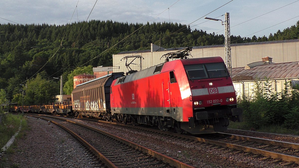 DB 152 022-0 durchfährt am 31. August 2017 mit dem EZ 51424 (Gremberg - Saarbrücken Rbf) den Bahnhof Mettlach.