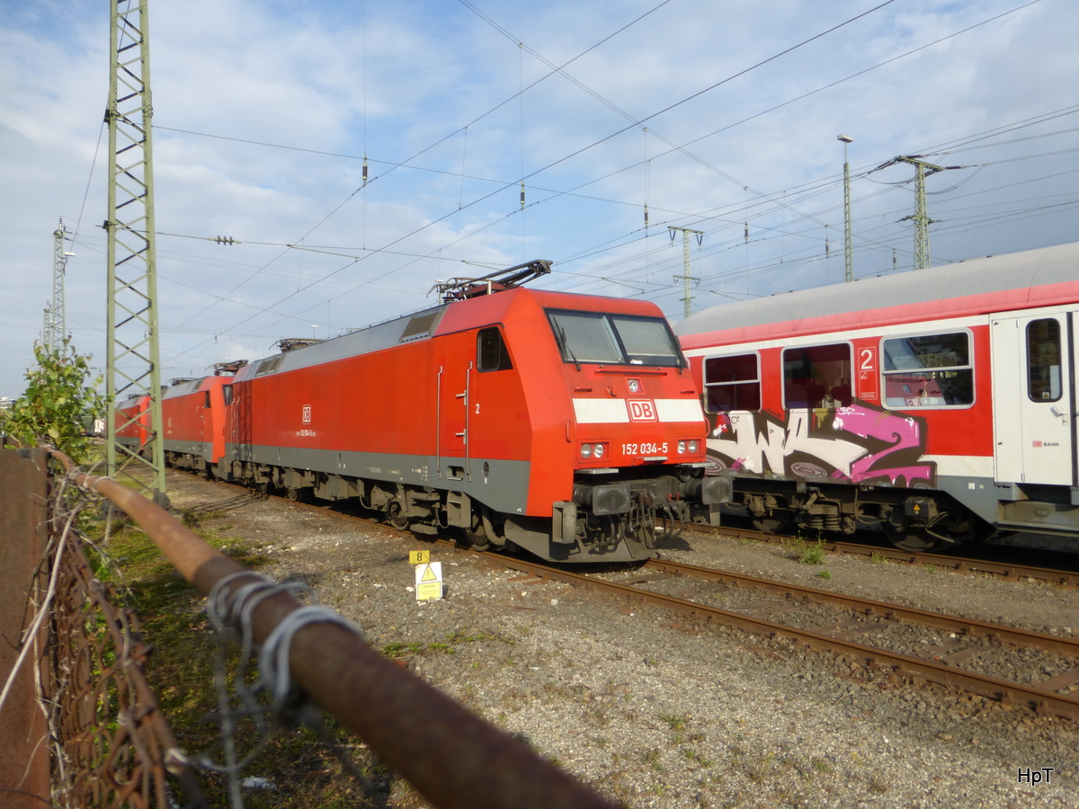 DB - 152 034-5 abgestellt im Bahnhofsareal beim Bahnbildertreffen in Singen am 02.08.2015 
