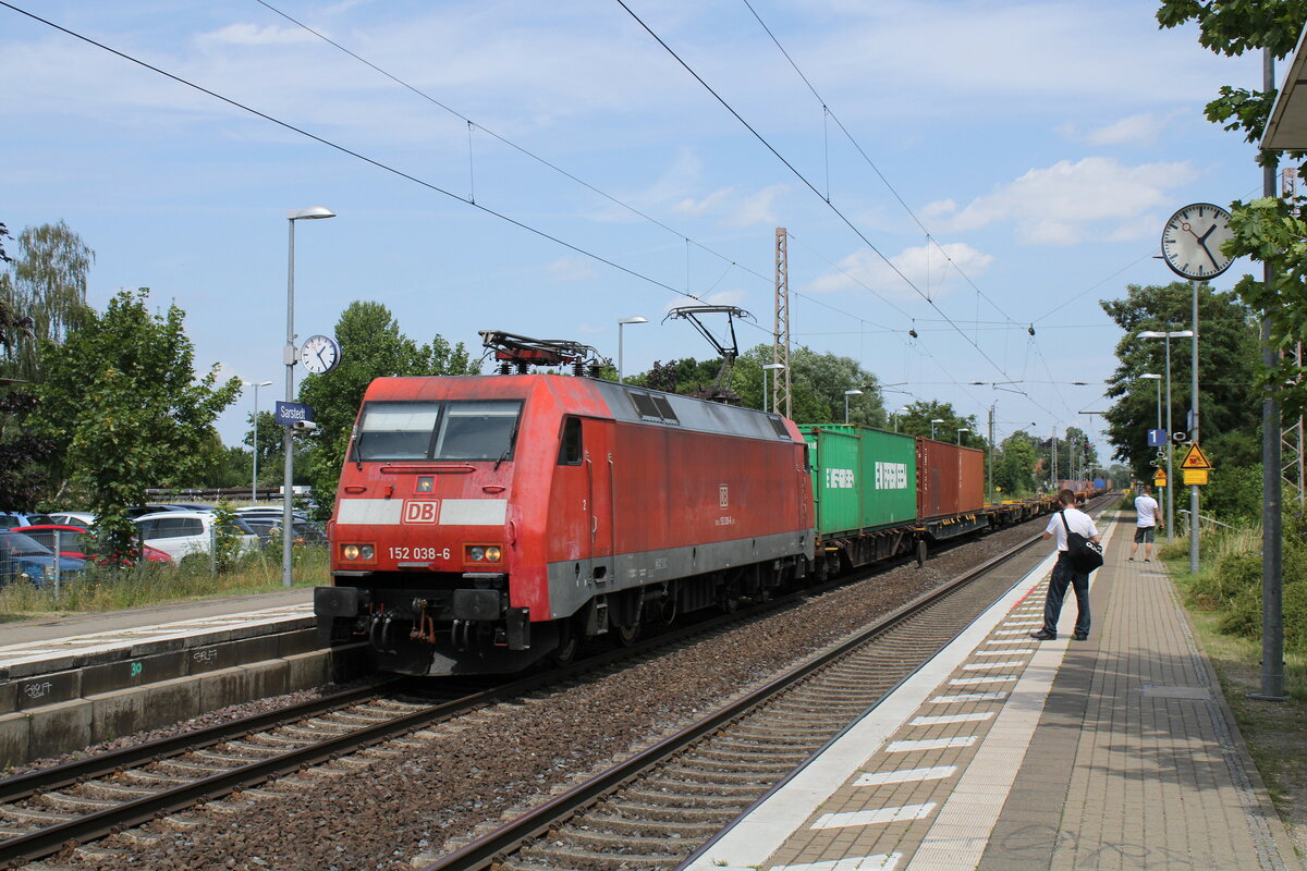 DB 152 038-6 mit einem Containerwagenzug Richtung Göttingen, am 11.07.2023 in Sarstedt.