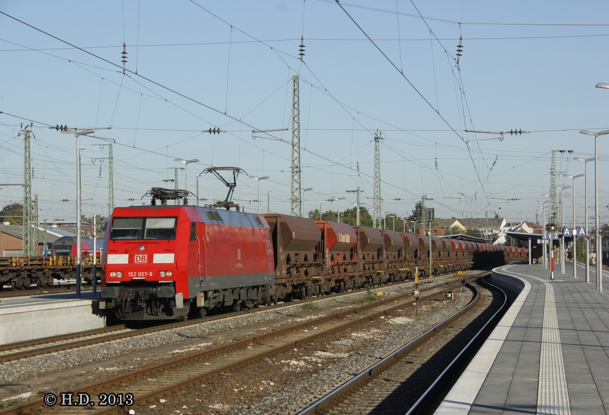 DB 152 057-6 mit Schotterzug in Rheine, September 2013.