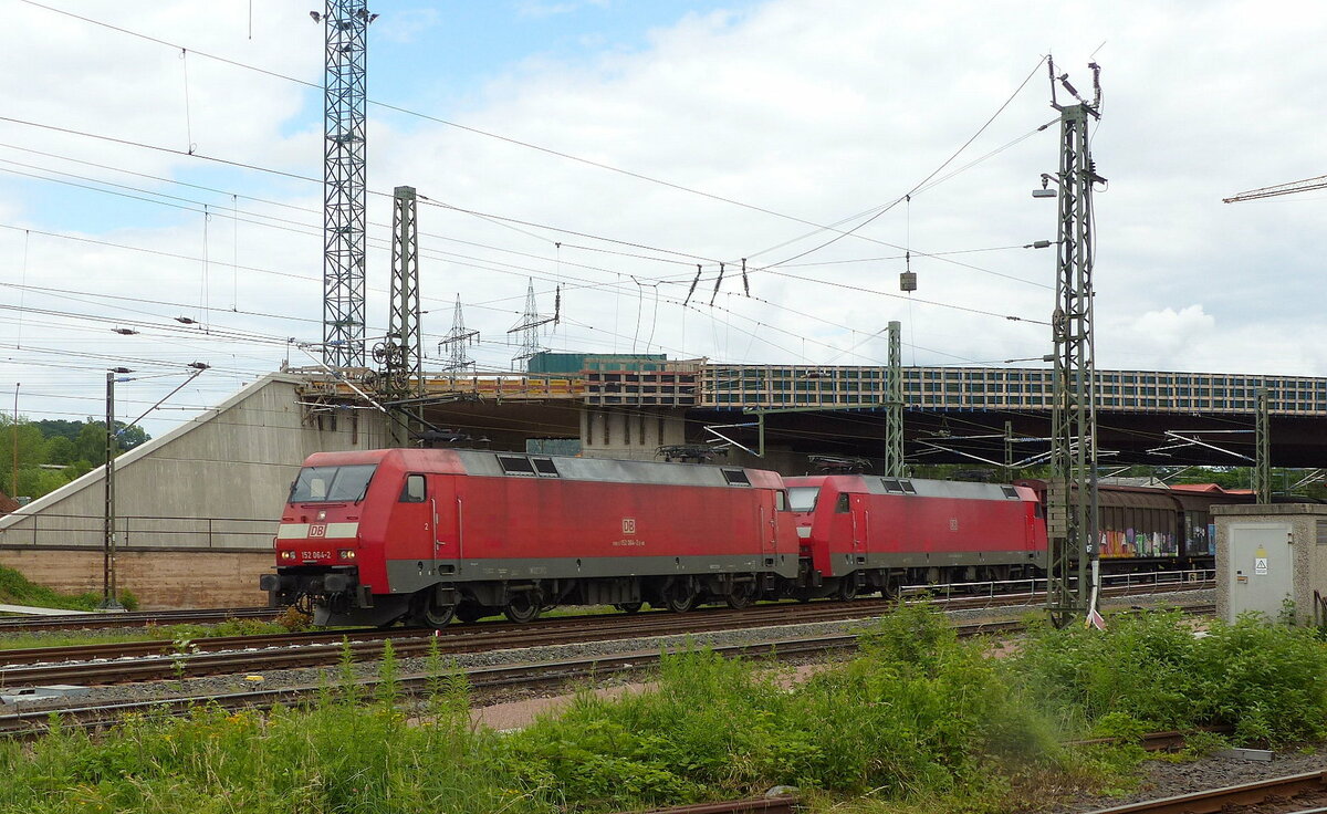 DB 152 064-2 + 152 xxx mit Schiebewandwagen Richtung Kassel, am 30.06.2021 in Bebra.