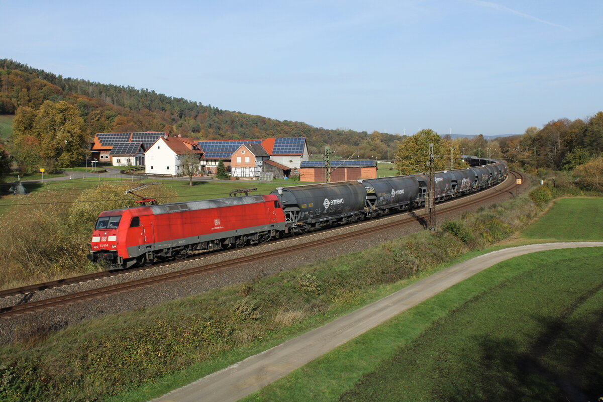 DB 152 081-6 mit einem gemischten Güterzug Richtung Fulda, am 28.10.2022 in Hermannspiegel.