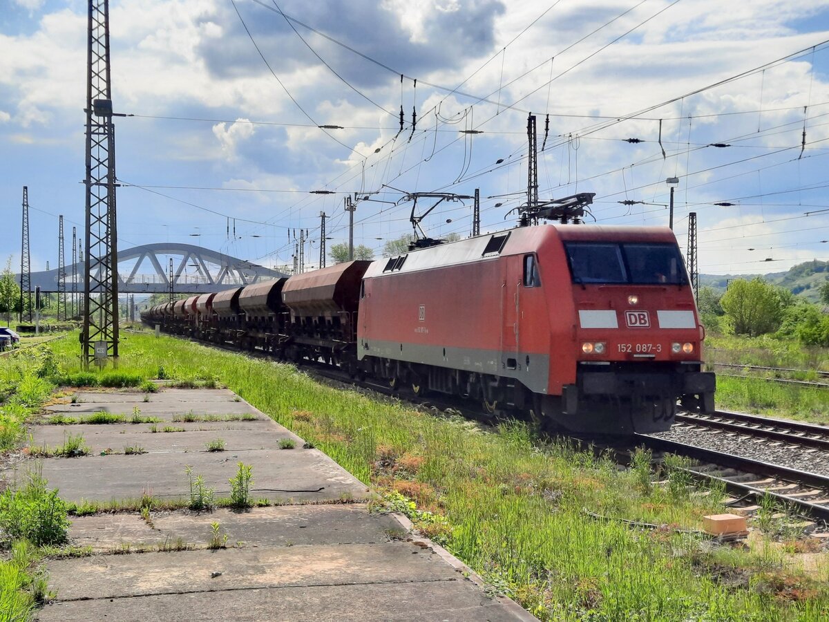 DB 152 087-3 mit einem Güterzug Richtung Großkorbetha, am 20.05.2021 in Naumburg (S) Hbf.