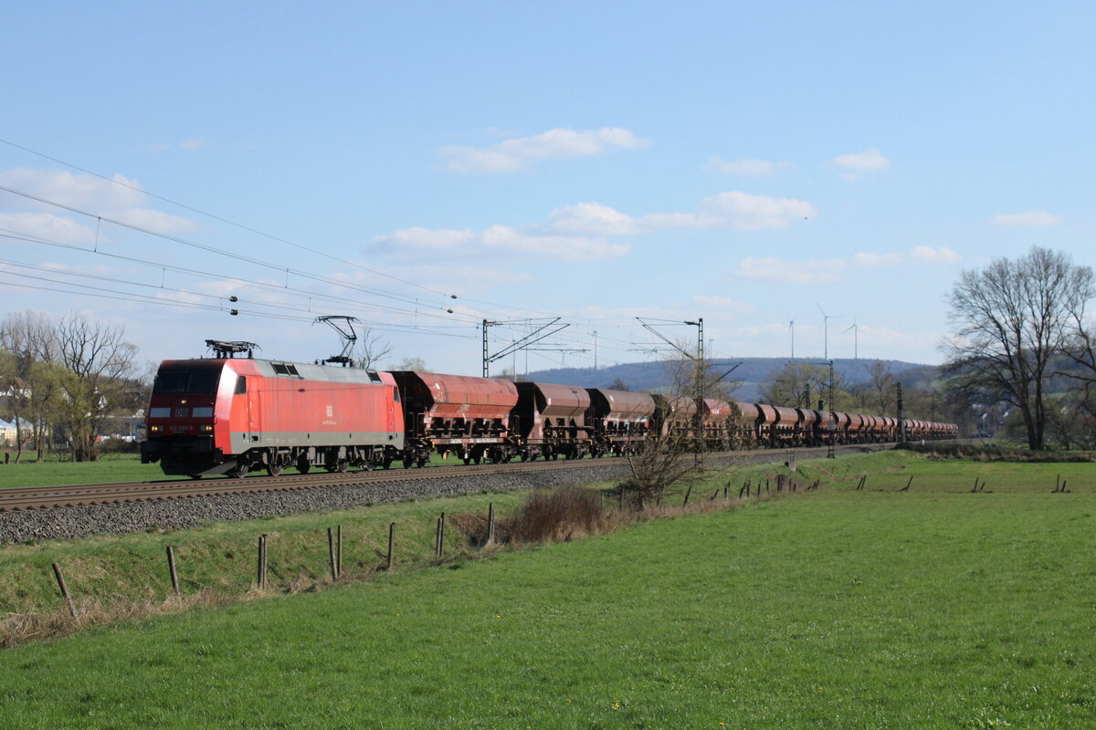 DB 152 099-8 mit Schüttgutwagen Richtung Bebra, am 05.04.2023 in Hauneck.