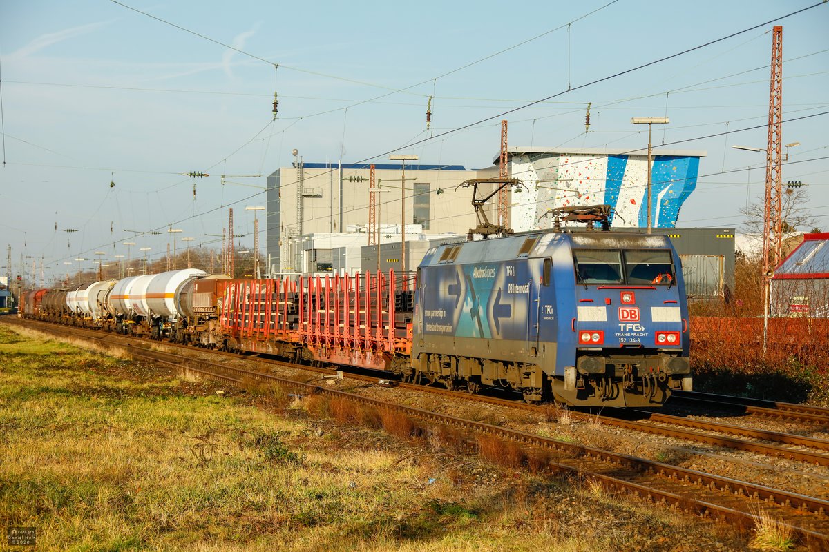 DB 152 134-3  TFG Albatros  mit G�terzug in Hilden, Dezember 2020.
