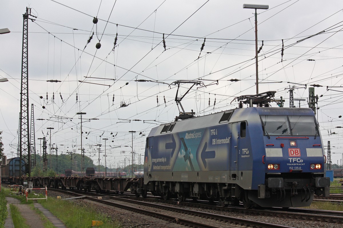 DB 152 135  TFG Albatros Express  am 1.6.13 mit einem gemischten Güterzug in Oberhausen-West.