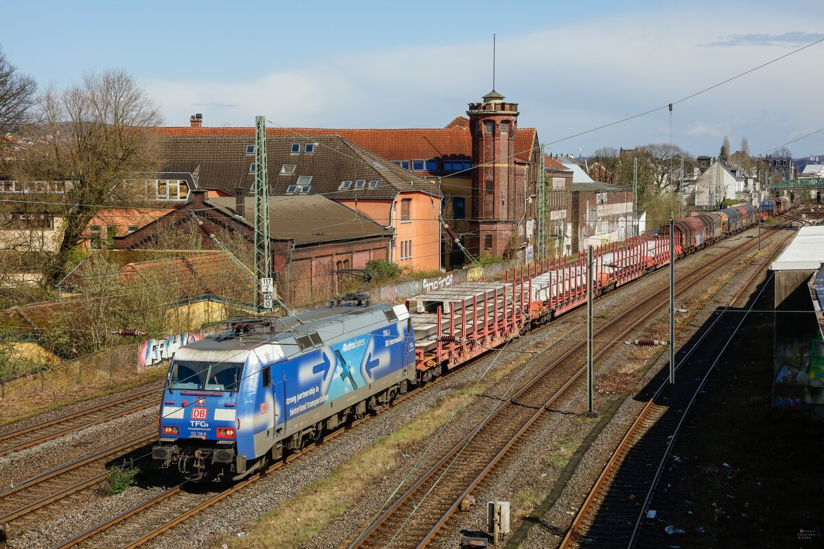 DB 152 136-8  TFG AlbatrosExpress  mit G�terzug in Wuppertal, M�rz 2024.