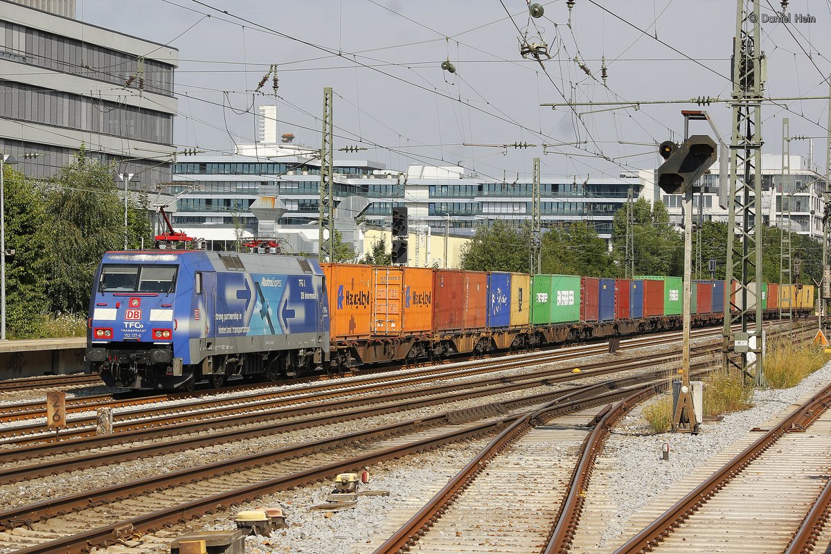 DB 152 137-6  TFG AlbatrosExpress  mit Containerzug in M�nchen Heimranplatz, Juli 2016.