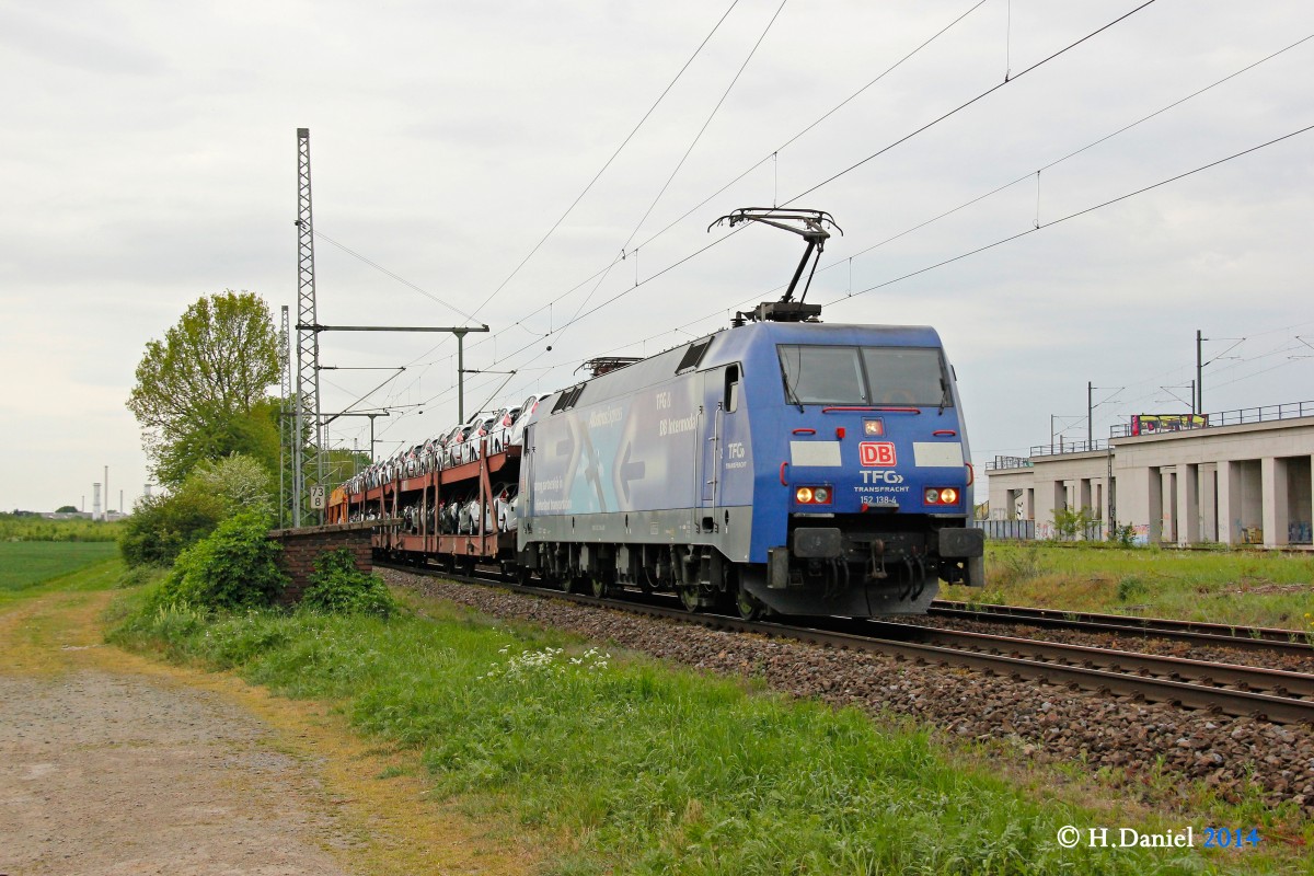 DB 152 138-4 TFG Albatros mit Autotransportzug in K�ln Porz Wahn, April 2014.