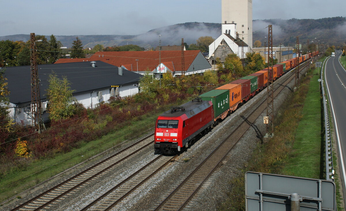 DB 152 149-1 mit Containerwagen Richtung Würzburg, am 17.10.2022 in Karlstadt (M).