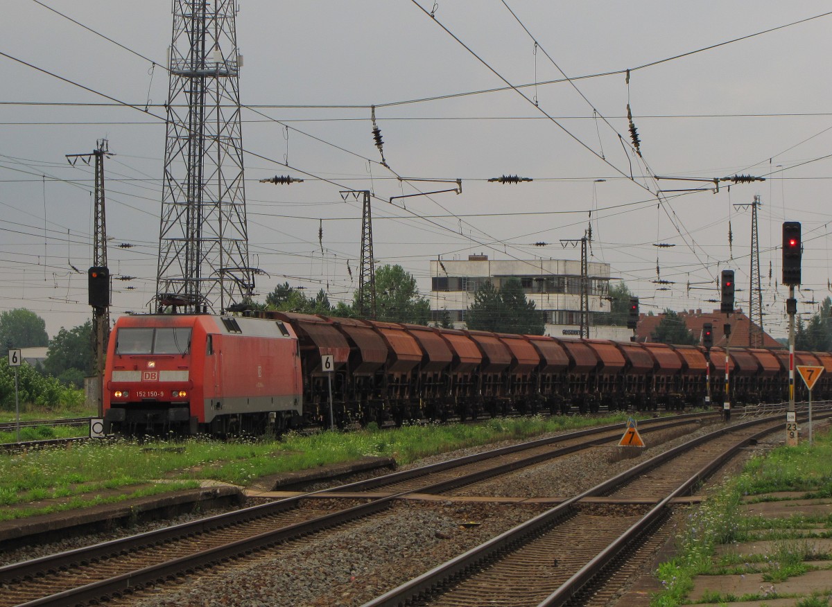 DB 152 150-9 mit einem Güterzug Richtung Leipzig, am 30.07.2014 in Großkorbetha.