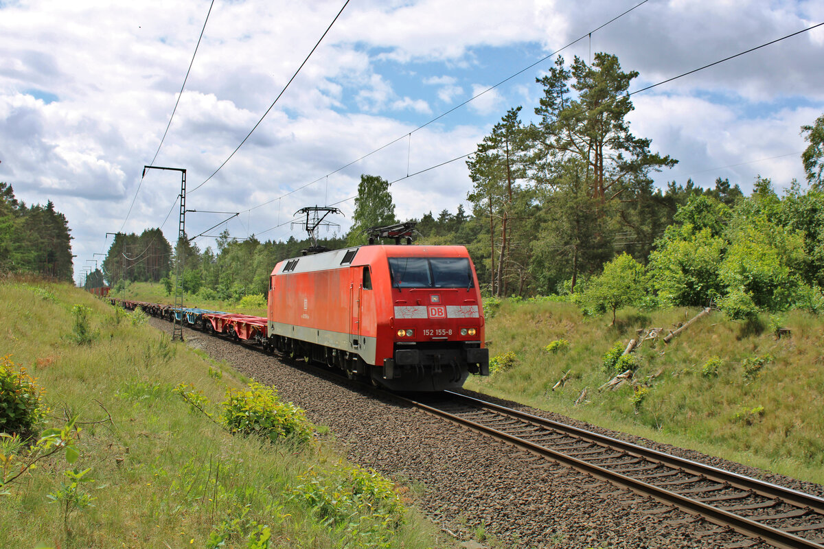 DB 152 155-8 ist auf der eingleisigen Strecke von Verden(Aller) nach Rotenburg(Wümme) unterwegs, hier bei Westerwalsede. (27.05.2022)