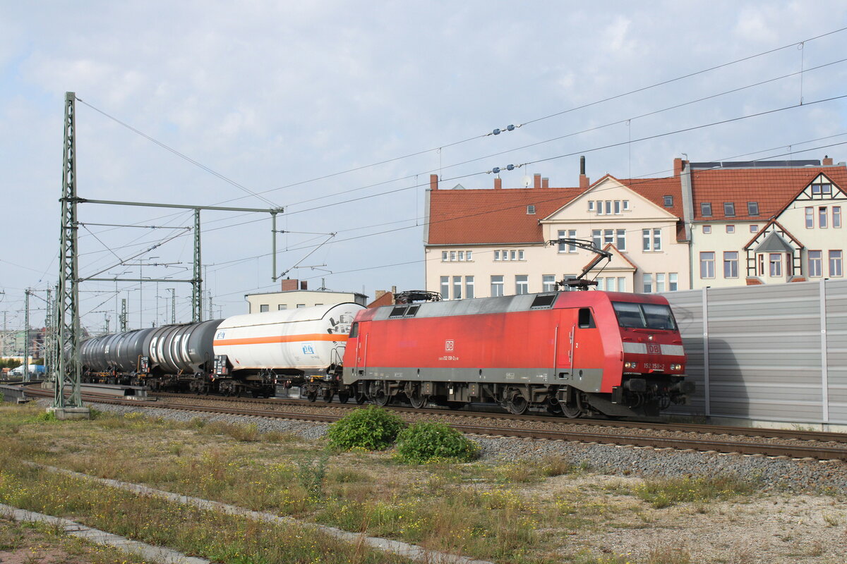 DB 152 158-2 mit einem Kesselwagenzug, am 10.10.2023 in Halle (S) Hbf.