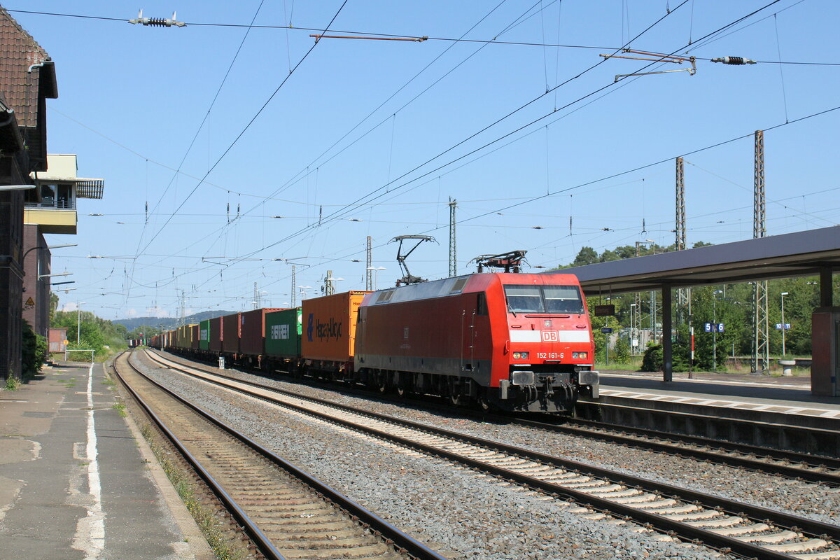 DB 152 161-6 mit Containerwagen Richtung Sden, am 18.08.2023 in Eichenberg.