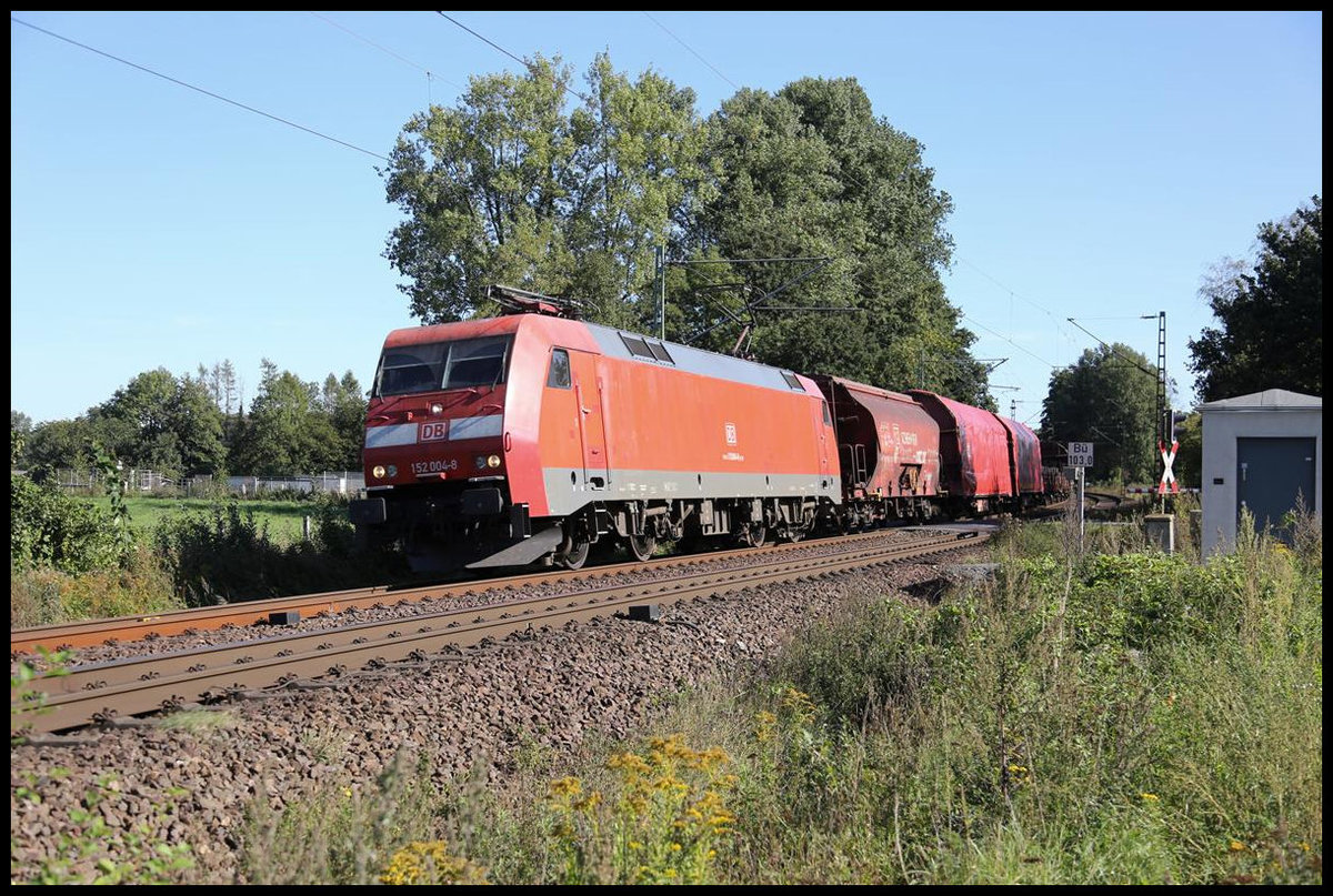 DB 152004 kommt hier an der Leedener Mühle mit einem Güterzug aus Richtung Osnabrück am 18.09.2020 um 11.20 Uhr auf der Rollbahn um die Kurve. 