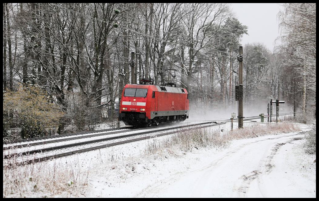 DB 152019-6 passiert hier am 27.1.2021 um 10.37 Uhr  in flotter Fahrt den eingeschneiten Bahnübergang in Osnabrück Atter.