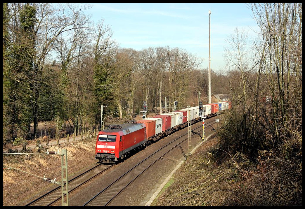 DB 152037-8 ist hier am Ortsrand von Hasbergen am 25.2.2019 um 14.29 Uhr mit einem Container Zug auf der Rollbahn in Richtung Münster unterwegs.